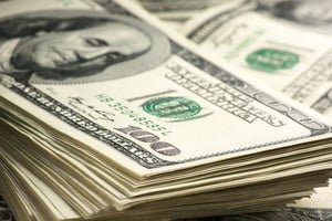 Billetes de dólar estadounidense sobre una mesa