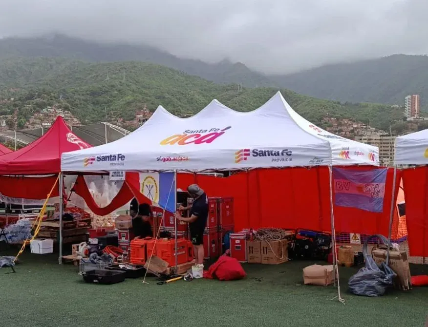 Brigada USAR de Santa Fe descargando equipos en Venezuela