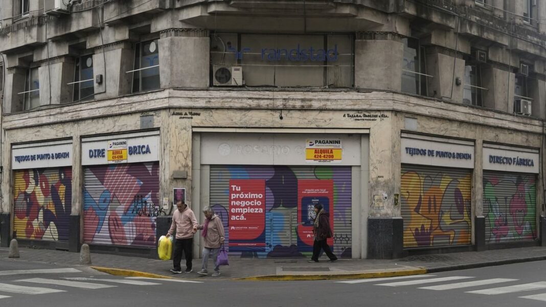 Locales vacíos en calle San Luis, Rosario
