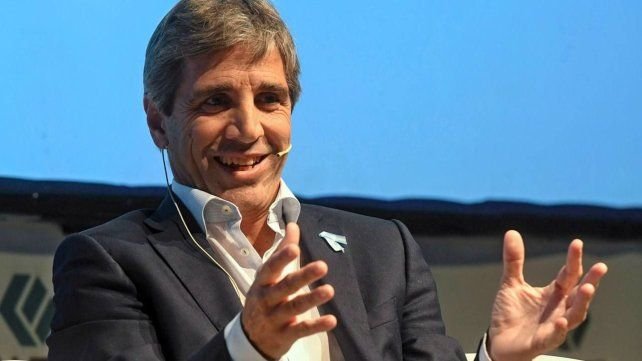 Luis Caputo presentando el proyecto de inocencia fiscal