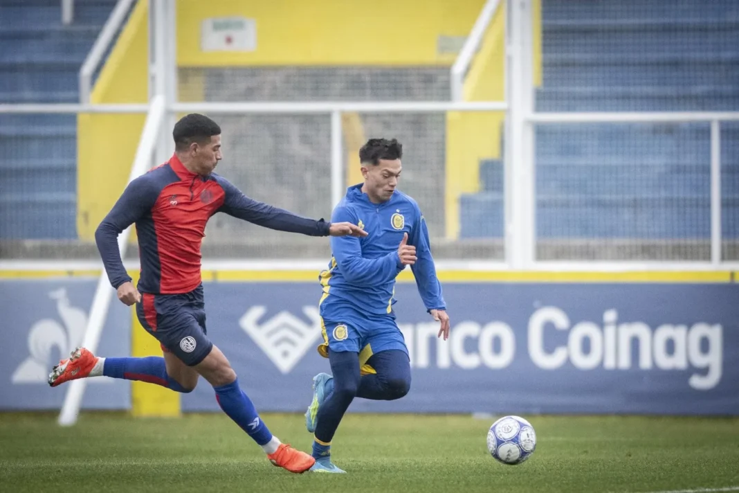 Jugadores de Rosario Central en el campo de juego durante el amistoso contra San Lorenzo en Arroyo Seco