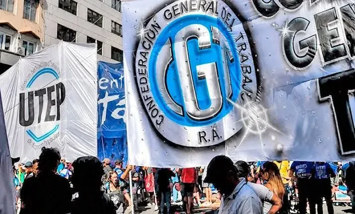 Manifestantes marchando hacia el Congreso Nacional en Buenos Aires