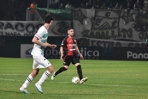 Partido entre Ferro y Colón en el estadio Arquitecto Ricardo Etcheverri