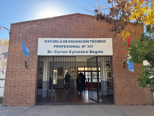 Funcionarios y docentes durante el inicio de obras de ampliación del taller de la Escuela Técnica de San Gregorio