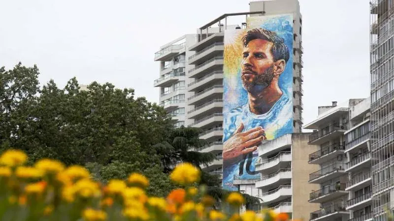 Mural de Lionel Messi frente al Monumento Nacional a la Bandera en Rosario