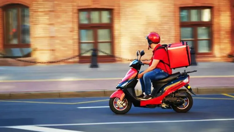 Repartidor de delivery en bicicleta con mochila de aplicación