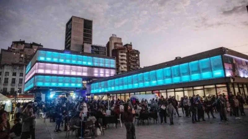 Explanada del Cultural Fontanarrosa con pantalla gigante para la final del Mundial