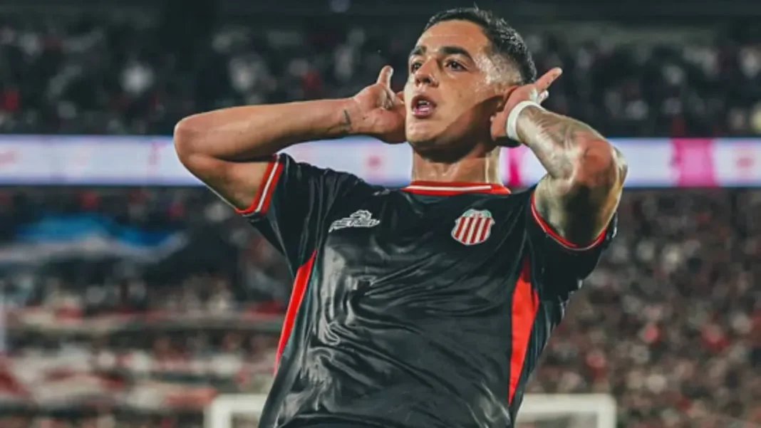 Fotografía de Gonzalo Morales, futbolista de Barracas Central, durante un partido