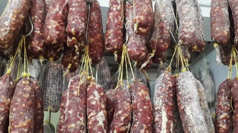 Carne de cerdo cruda en una tabla de cortar, ilustrando la prevención de triquinosis