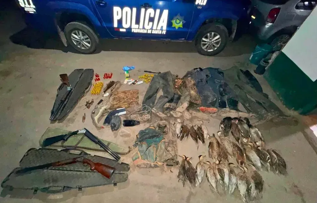 Agentes de seguridad rural inspeccionando equipamiento de caza decomisado en Fortín Olmos