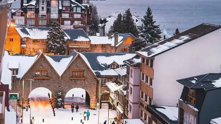 Grupo de adultos en un viaje recreativo a San Carlos de Bariloche con temática de egresados