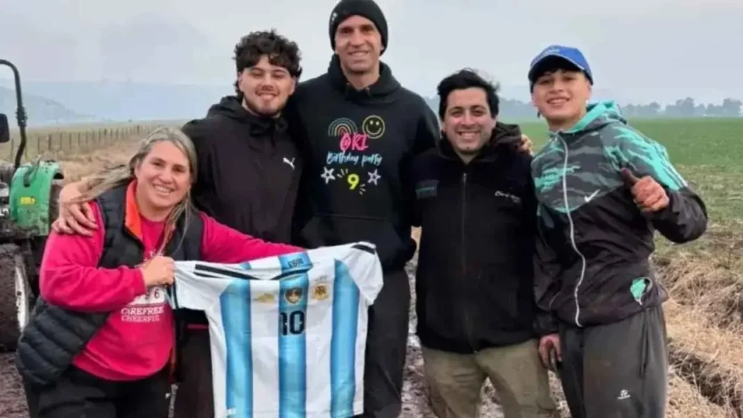 Emiliano Dibu Martínez junto a una familia que lo ayudó a sacar su camioneta del barro en Sierra de los Padres