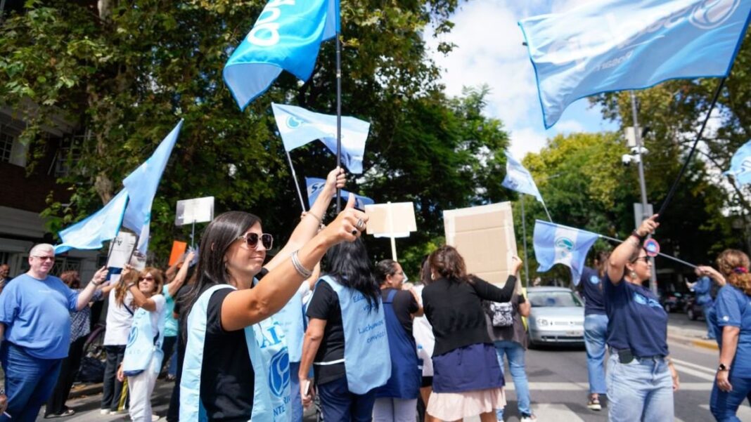 Docentes de Santa Fe realizan ruidazo y banderazo en señal de protesta