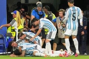 Jugadores de la selección argentina en el gimnasio del hotel en Miami