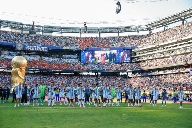 Jugadores de la selección argentina en el campo de juego durante el Mundial 2026