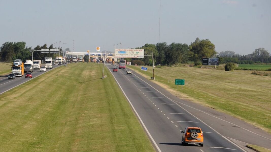 Ruta nacional con cartel de licitación vial