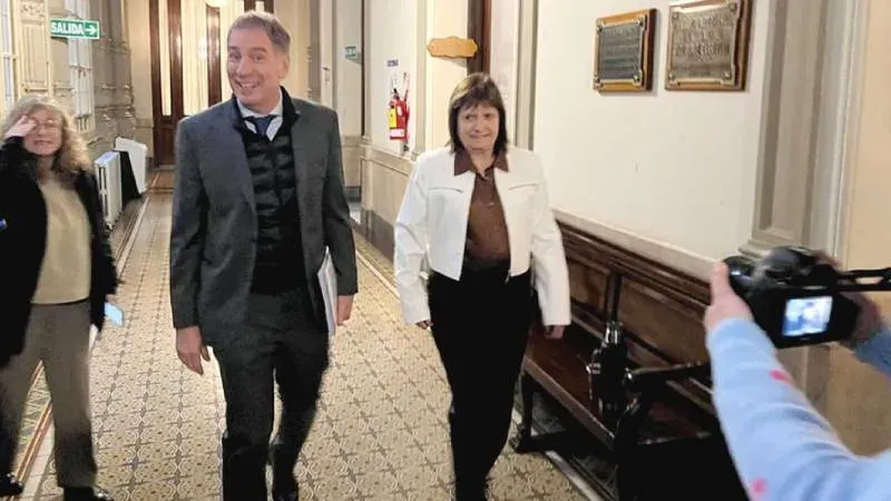 Senadores reunidos en el Senado para discutir el proyecto de ley de zona fría