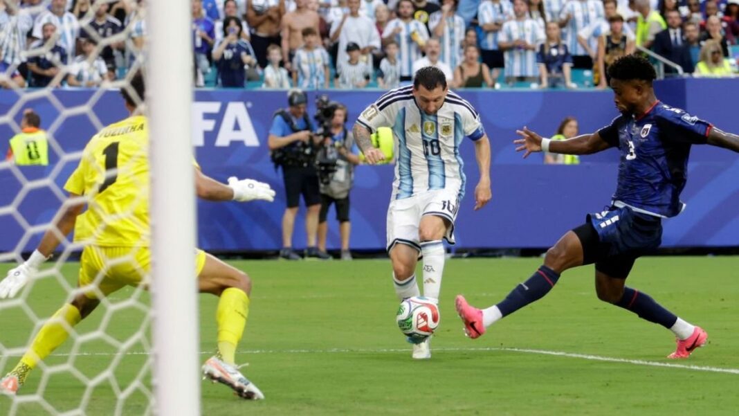 Lionel Messi celebrando un gol con la selección argentina