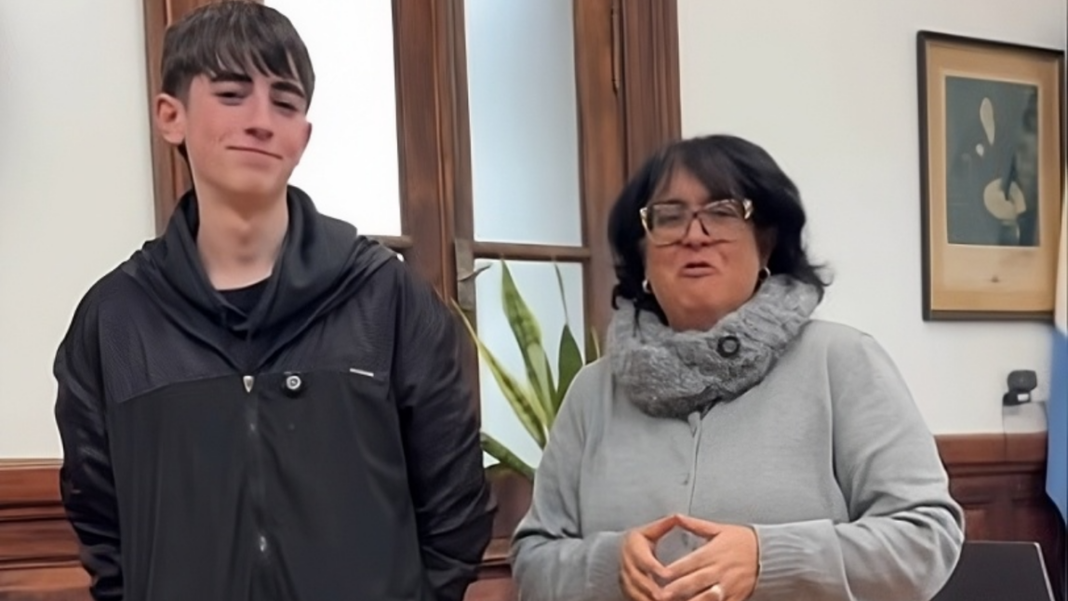 Estudiante del Politécnico mostrando su videojuego en un aula