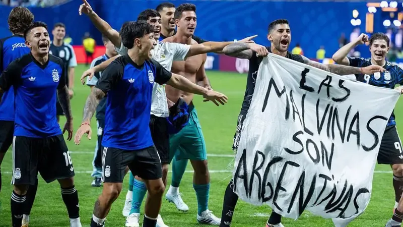 Ex combatientes de Malvinas con bandera argentina
