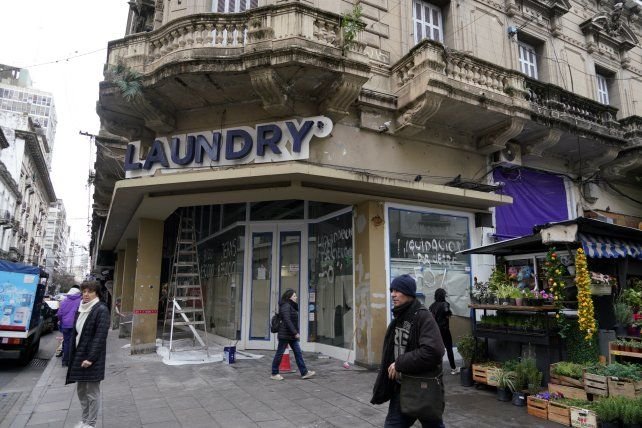 Frente del inmueble en Mitre y Córdoba con cartelería de FarmaShop