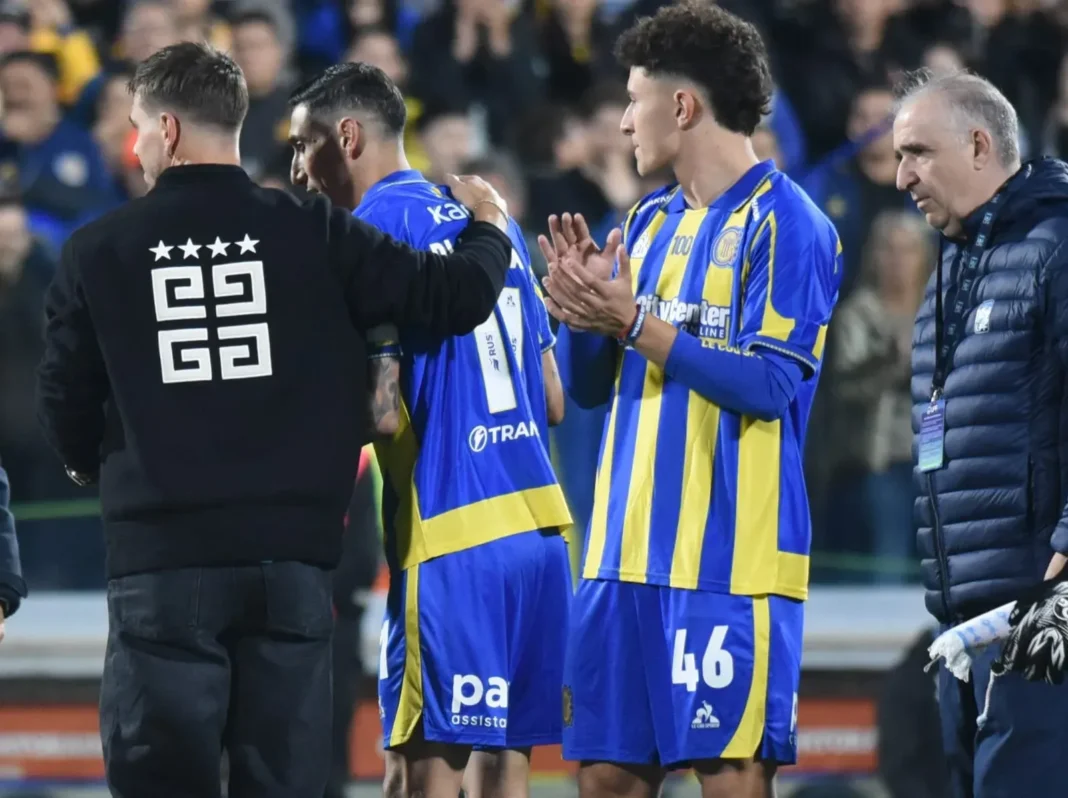 Giovani Lo Celso abrazando a Ángel Di María en el campo del Gigante de Arroyito
