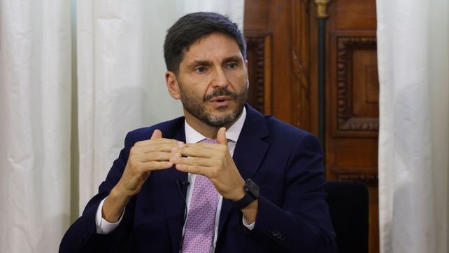 El gobernador Maximiliano Pullaro durante un acto oficial