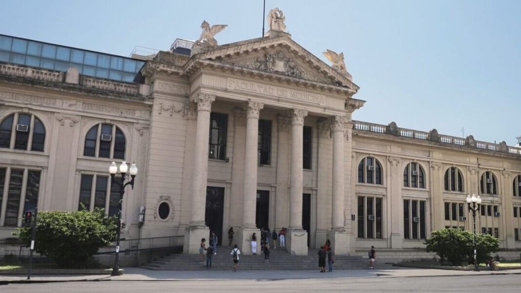 Fachada de la Universidad Nacional de Rosario con estudiantes ingresando