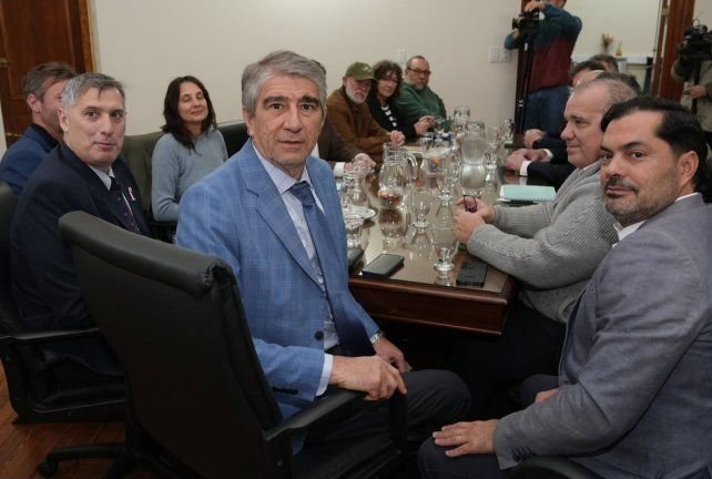 Firma de decretos de aumento salarial en Santa Fe