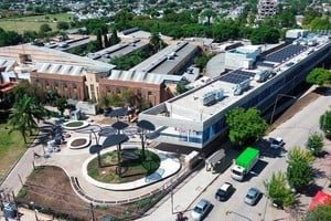 Frente del Hospital de Niños Orlando Alassia en Santa Fe durante jornada de limpieza previa a la inauguración