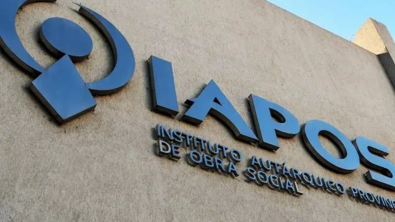 Niña en consultorio médico con receta