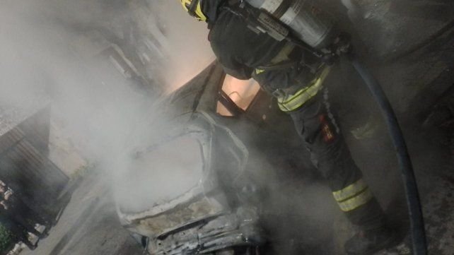 Bomberos Voluntarios de Rosario trabajando en un incendio en la zona oeste
