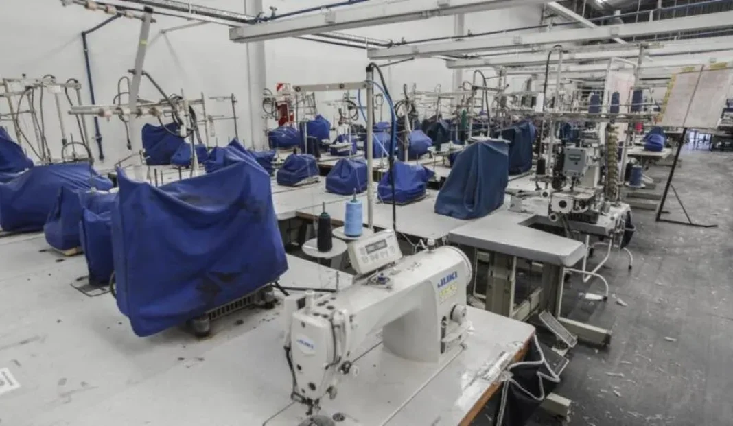 Fábrica textil con maquinaria industrial