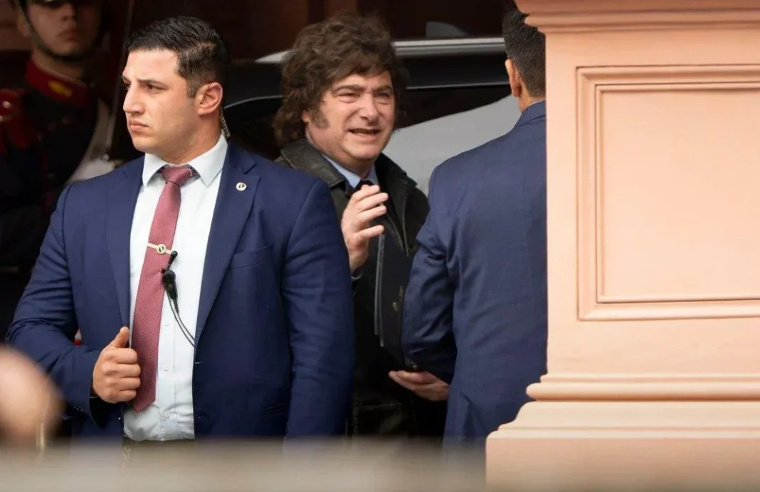 Presidente Javier Milei en el Salón Blanco de Casa Rosada durante la grabación de cadena nacional sobre reforma del BCRA