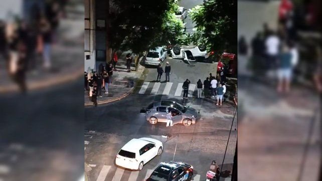 Jeep blanco volcado en la calle Brown, Rosario
