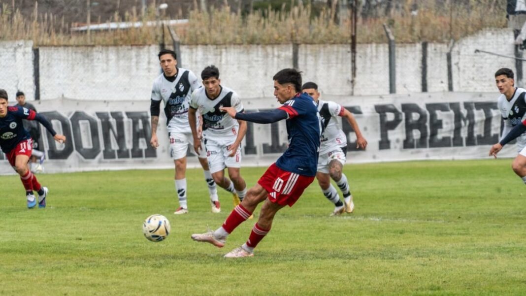Partido de fútbol entre Claypole y Leones FC por la Primera C