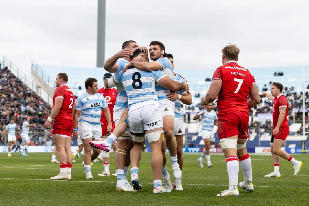 Jugadores de Los Pumas celebrando un try en el Estadio del Bicentenario de San Juan