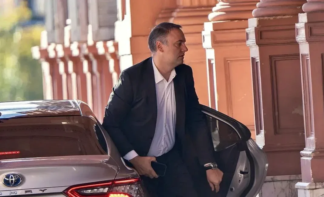Manuel Adorni saliendo de la Casa Rosada