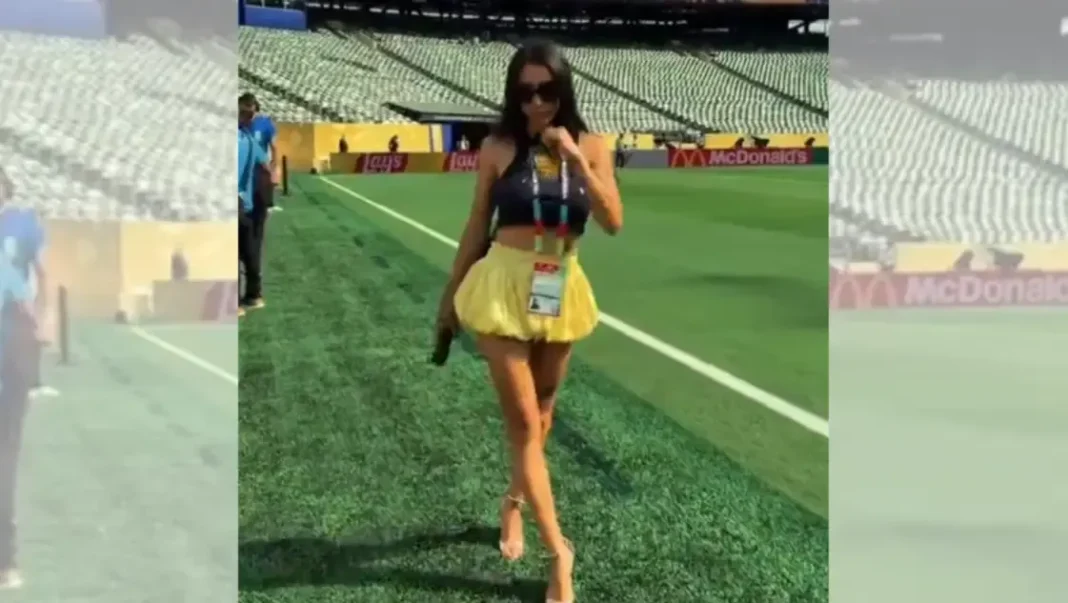 María Becerra con micrófono en el campo de juego del estadio MetLife
