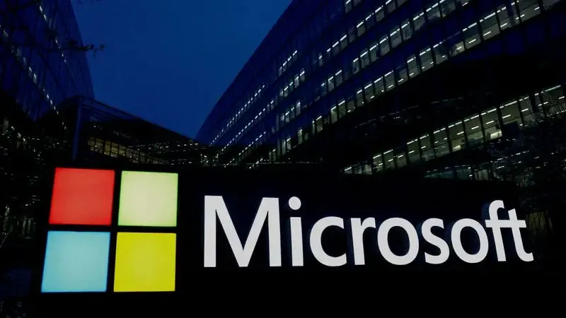 Logotipo de Microsoft en un edificio corporativo