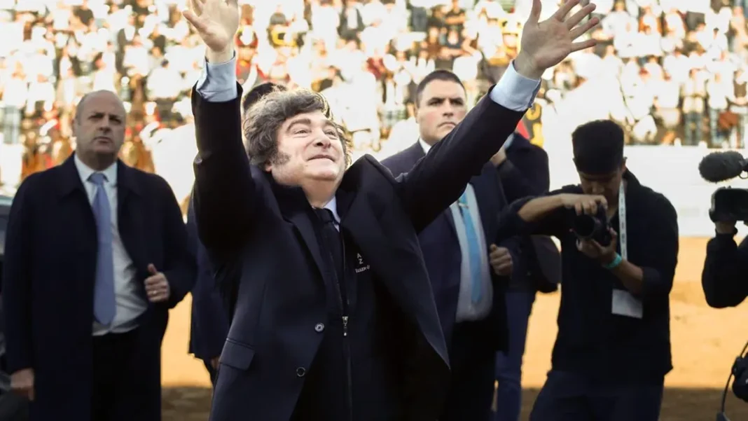 Presidente Javier Milei hablando en el atril durante la apertura de la Exposición Rural de Palermo
