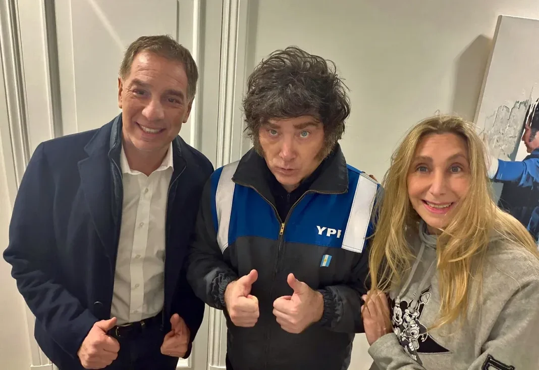 Javier Milei tomando juramento a Diego Santilli como jefe de Gabinete