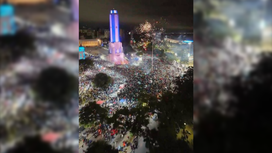 Multitud festejando en el Monumento a la Bandera durante la madrugada tras el pase de Argentina a semifinales del Mundial 2026
