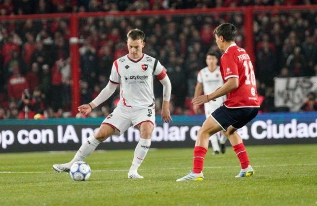 Partido entre Independiente y Newell's en el estadio Libertadores de América