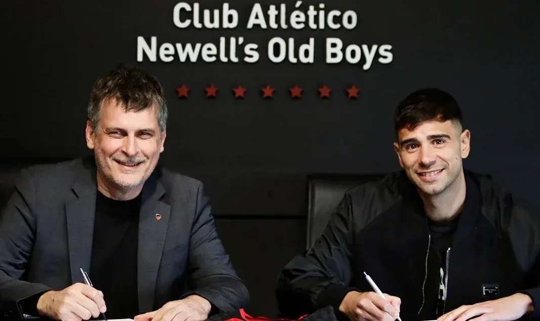 Lautaro Gianetti y Franco Escobar con la camiseta de Newell's Old Boys