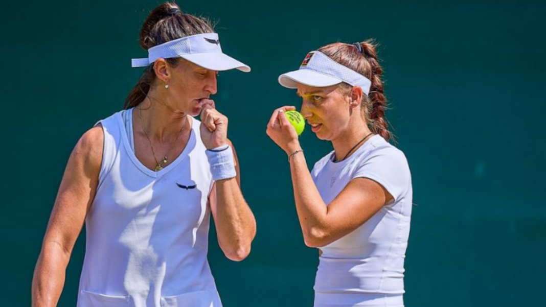 Nicole Fossa Huergo durante un partido de dobles en Wimbledon