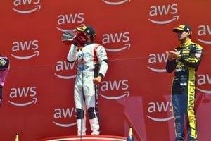 Noel León en el podio de la carrera principal de Fórmula 2 en Hungría