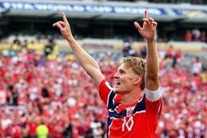 Jugadores de Noruega e Inglaterra en un partido de fútbol