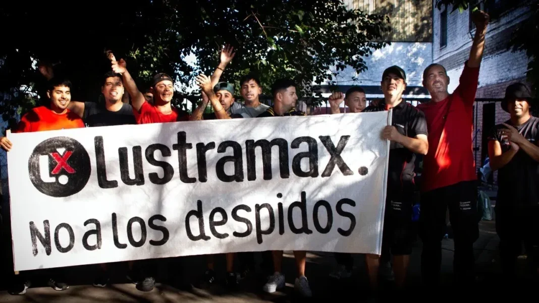 Protesta de trabajadores de Lustramax frente a la planta en Tortuguitas