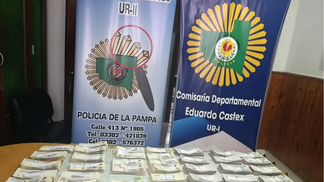 Mochila con dinero recuperada por la Policía en La Pampa
